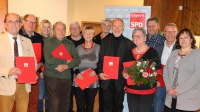 Bild: ag
Bei einem Festakt zum 100-jährigen Bestehens ehrt die Hirschauer SPD langjährige Mitglieder (von links): Zweiter Bürgermeister Josef Birner, Georg Gebhardt, Claudia Bosser, Albert Kraus, Günther Widmann, Elisabeth Böller-Kielhorn, Ingrid Schlosser, Vorsitzender Günther Amann, Marianne Braun, Franz Schlosser, Rudi Wild und Bundestagsabgeordnete Marianne Schieder.