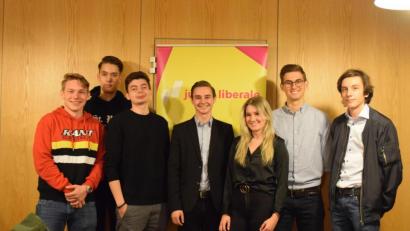 Bild: exb/C. Schäffler
Der neue Vorstand der Jungen Liberalen Weiden/Neustadt besteht aus (von links) Noel Marner, Korbinian Kunz, Manuel-Miguel Hagemeyer, Sascha Anton, Anna-Lena Günther, Simon Schlosser und Linus Meierhöfer.