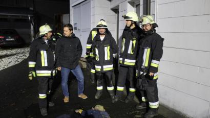 Bild: soj
Noch am „Unfallort“ wurde über die Übung im „Fritzenweber-Stall“ in der Bahnhofstraße in Ebnath diskutiert: (von links) Kommandant Gerhard Horn (Ebnath), Hausherr Wolfgang Söllner, die Kommandanten Andreas Philipp und Andreas Rickauer von der Pullenreuther Wehr sowie der stellvertretende Kommandant Michael Knott (Ebnath).