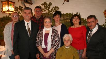 Bild: fpoz
Alwin und Monika Pöllmann (vorne von links) feierten mit (hinten von links) Martina Nickl, Sohn Harald, den damaligen Blumenkindern Christa Neudert und Renate Schraml, zweitem Bürgermeister Karl Busch und Alwins Schwiegermutter Johanna Bäumler (vorne sitzend) ihre Goldene Hochzeit.