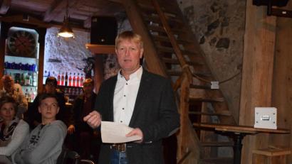 Bild: bnr
Markus Schiesl bewirbt sich um das Amt des Ersten Bürgermeisters der Gemeinde Altendorf. Als Spitzenkandidat führt der 46-jährige Landwirt die neu gegründete Liste "Freie Wählergemeinschaft Gemeinde Altendorf" an.