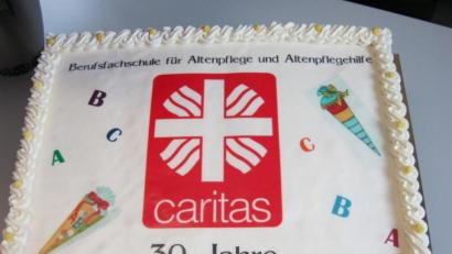 Bild: BFS/ Schiener
Eine Geburtstagstorte für die Caritas Berufsfachschule für Altenpflege und Altenpflegehilfe in Sulzbach-Rosenberg.