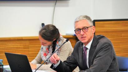 Bild: stg
Manfred Gebhardt zeigte im Kemnather Stadtrat auf, wie es mit dem ins Stocken geratenen Breitbandausbau doch noch klappen könnte.