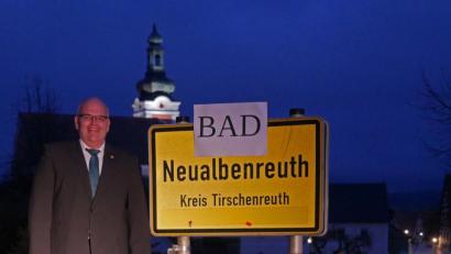 Bild: tr
Die Ortsschilder von Neualbenreuth müssen ausgetauscht werden. Der Gemeinde heißt künftig Bad Neualbenreuth. Bürgermeister Klaus Meyer erfuhr die frohe Kunde am späten Mittwochnachmittag.