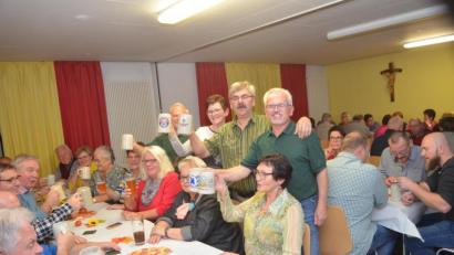 Bild: fz
An die 100 Gäste des Obst- und Gartenbauvereins feiern mit einem gutem Zoigl.