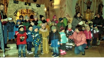 Bild: jml
Die Martinsandacht in der Kirche und dann der Laternenzug zum Rathaus sind Höhepunkte im Kindergartenjahr