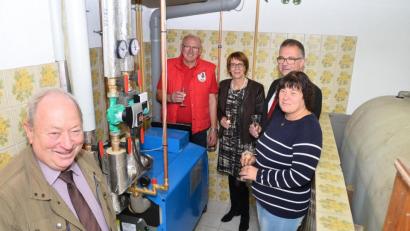 Bild: fjo
Christine Welnhofer (rechts) und Dieter Roauer stießen mit Bauleiter Ewald Zetzl, Bürgermeisterin Margit Kirzinger und Thomas Müllner (von links) auf die Inbetriebnahme der neuen Heizzentrale an.