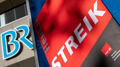 Bild: Sven Hoppe/dpa
Ein Plakat mit der Aufschrift "Streik" und das Logo vom Bayerischen Rundfunk (BR) sind am Funkhaus zu sehen. Die Gewerkschaften Bayerischer Journalisten-Verband (BJV) und Verdi haben zu einem 48-Stunden-Warnstreik in Fernsehen, Rundfunk und Online-Angeboten aufgerufen.