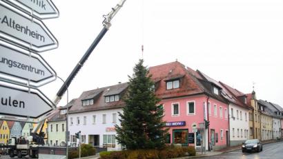 Bild: JOCHEN NEUMANN 
ERBENDORF
Mit einem Kran wurde der Weihnachtsbaum in Position gebracht.