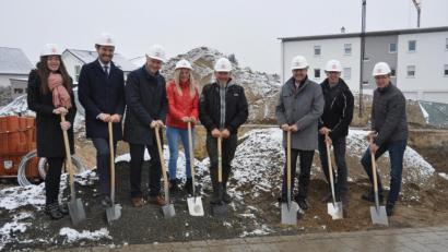 Bild: dob
Für ein weiteres Mehrfamilienhaus legten die Raiffeisenbank-Immobilienverkäufer Theresa Gollwitzer, Andreas Karl, Vorstandsmitglied Robert Stahl, die Investoren Michaela und Josef Reger, Norbert Ruf, Stefan Hölzl und Bauleiter Karlheinz Lindner (von links nach rechts) Hand an den Spaten. Ausgerechnet an diesem Tag fiel der erste Schnee.