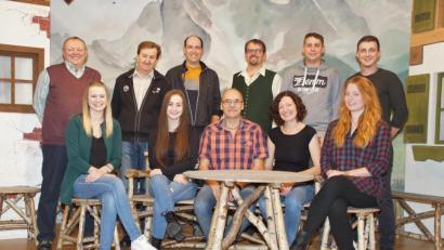 Bild: mmj
"Schatzerl mach auf!" Für die Aufführungen dieses Lustspiels proben derzeit die Mitwirkenden unter der Regie von Helmut Betz und Fritz Lindmeier (stehend von links) auf der Bühne im Jugendheim.