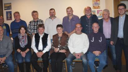 Bild: weu
Die SPD geht mit 15 engagierten Kandidaten in das Rennen um die Stadtratsmandate. Peter Forster (zweiter von rechts) führt die Liste an. Kreisvorsitzender Peter Wein (rechts) leitete die Nominierungsversammlung.