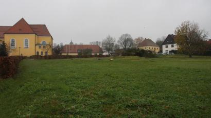 Bild: wro
Der gemeindeeigene Schmuckergarten liegt derzeit noch brach. Die Gemeinde möchte das Gelände für eine Senioren- und Pflegeeinrichtung zur Verfügung stellen und sucht derzeit nach einem Investor.