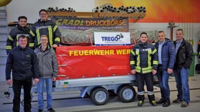 Bild: twi
Fabian Schinner und Kommandant Manuel Kraus (hinten), Zweiter Vorsitzender Werner Fischer, Manuel Gradl, Max Geitner, Markus Bäumler und Andreas Bäumler mit dem neuen Fahrzeug (von links).