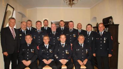 Bild: frd
Staatliche Ehrungen erhielten aktive Brandschützer der Feuerwehr Pullenried für 25 und 40 Jahre. Die Auszeichnungen händigten (stehend von links) stellvertretender Landrat Joachim Hanisch, Kreisbrandinspektor Richard Fleck und Kreisbrandrat Robert Heinfling. aus.