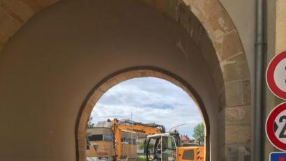 Bild: Stefanie Gradl
Das Vilsecker Hafnertor - auch hier wird eine neue Wasserleitung verlegt.