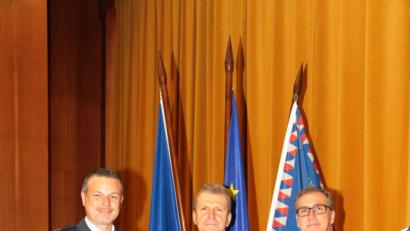 Bild: exb/Tschechische Polizei
Polizeioberrat Christian Kiener (links) nimmt in Pilsen mit Major Pavel Rybar (Mitte) und Erstem Hauptkommissar Markus Leitl (rechts) die Medaille des Polizeipräsidenten der Tschechischen Republik entgegen.