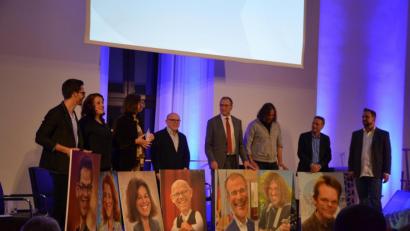 Bild: olr
Martin Frank, Luise Kinseher, Ilse Aigner, Jürgen Kirner, Alexander Hold, Roland Hefter, Professor Andreas Dörner (von links) bekommen Geschenke von Ehrengast Bernhard Prinz (rechts), einem Münchener Karikaturisten: Er macht „Kabarett mit Stiften“, wie Aigner sagt.