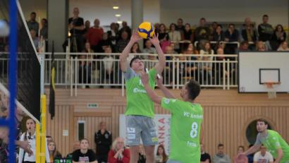 Bild: Reiner Fröhlich
Das spektakuläre Spitzenspiel gegen die VGF Marktredwitz war der letzte Auftritt des VC Amberg um Spielertrainer David Fecko (rechts) vor eigenem Publikum im Jahr 2019.