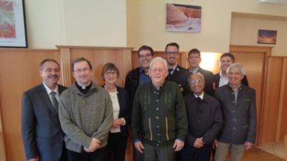 Bild: dpe
Glückwünsche zum 90. Geburtstag (von links): Bürgermeister Peter Dotzler, Pfarrvikar Christian Preitschaft, Katharina Bäumler (Obst- und Gartenbauverein), Wolfgang Siegert (Männergesangverein), der Jubilar Johann Wiesnet, Florian Kellner und Stefan Gericke (beide Feuerwehr Atzmannsricht), Pfarrer a. D. Josef Madathiparampil sowie Cajetan Kredler und Norbert Hager (beide CSU Gebenbach.