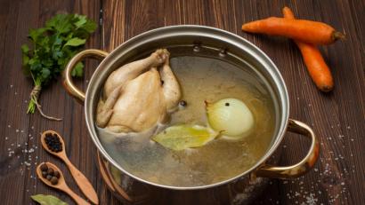 Bild: seagull_l – stock.adobe.com
Medizin und Abendessen - eine Hühnersuppe ist ein doppelter Glücksfall