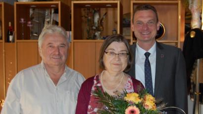 Bild: sm
Ludwig und Christine Kindl (geborene Hausknecht) aus der Franz-Gleißner-Straße 12 feiern Goldene Hochzeit. Bürgermeister Ernst Schicketanz (rechts) gratulierte.