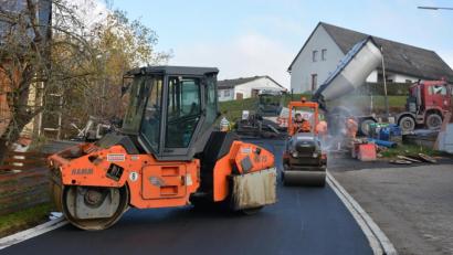 Bild: jr
Die Asphaltierungsarbeiten auf der Leonberger Ortsdurchfahrt wurden am Donnerstag beendet, am Freitag folgen nur noch kleine Restarbeiten.