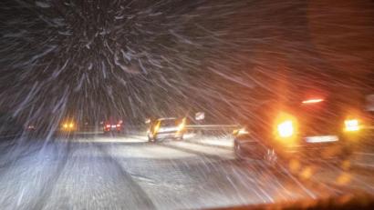 Bild: Bernd März/dpa
Wer bei solchen Straßenbedingungen nicht auf guten Winterreifen unterwegs ist, braucht gute Nerven und viel Glück.