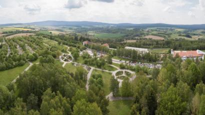 Bild: dtr
Neualbenreuth darf sich künftig "Bad Neualbenreuth" nennen. Gemeinde und Sibyllenbad (rechts) haben die vergangenen Jahre intensiv darauf hingearbeitet. In ihrem Konzept nimmt auch die Natur eine große Rolle ein.