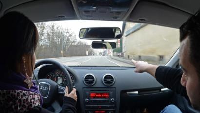 Bild: Armin Weigel/dpa
In der Oberpfalz fehlen Fahrlehrer – junge Fahrlehrer. Händeringend suchen Fahrschulen nach Ausbildern – denn auch das Durchschnittsalter der Fahrlehrer, die es gibt, steigt immer weiter an.