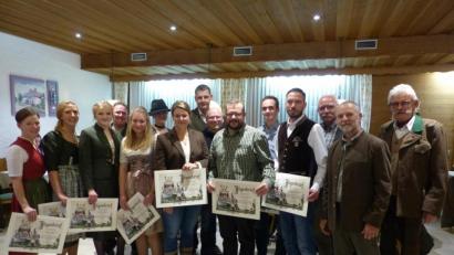 Bild: hme
Hans Lehner, Hans Dittrich und Hans Trottmann (von rechts) gratulieren den Nachwuchsjägern Tobias Krettner, Luis Maier, Thomas Weiß, Karl Schreier, Horst Dressler, Melanie Sand, Simone Baier, Sarah Waletzko, Daniel Mohr, Vanessa Schadl, Eva Ziegler und Franziska Käs.