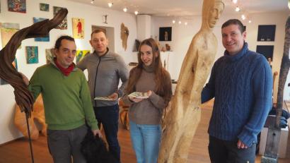 Bild: bl
Zwischen den Skulpturen "Turbulenz" und "Teenager" erwarten (von links) Vasilij Plotnikov, Sergej Tokmakov, Nastja Swerdlova und Michael Dietlinger ab 16. November zusammen mit Klara Ratajczak (nicht im Bild) Kunstinteressierte in der Galerie VKUS in Schwarzhofen.