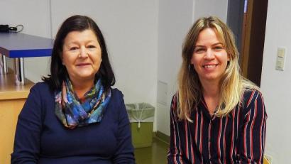 Bild: Bühner
Referentin Bianca Müller von der Betreuungsstelle des Landratsamts Tirschenreuth (rechts) informiert zusammen mit Gerlinde Zölch von der Caritas-Beratung für seelische Gesundheit.