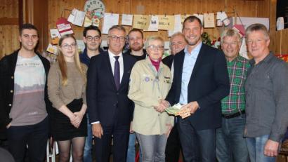 Bild: heb
750 Euro übergab CSU-Vorsitzender Huberth Rosner an Sabine Schiml und Michael Brunner von den Pfadfindern. Diese wollen nächstes Jahr zum „European Jamboree 2020“ nach Polen fahren und freuten sich sehr über die großzügige Spende (von links): Johannes Klinger, Marielle Weiß, Sebastian Wiedemann (alle JU), Bürgermeister Franz Stahl, Michael Brunner und Sabine Schiml von den Pfadfindern, 2. Bürgermeister Peter Gold, CSU-Vorsitzender Huberth Rosner, Organisator Konrad Zant und Vinzenz Rahn.