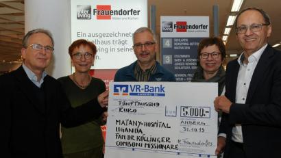 Bild: gf
Markus Frauendorfer (von rechts) und Andrea Frauendorfer-Bock überreichten ihren Spendenscheck über 5000 Euro an Pater Günter Hofmann und die Eheleute Margareta und Dr. Michael Köllinger.