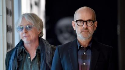 Bild: Britta Pedersen/zb/dpa
Vor 25 Jahren waren R.E.M. eine der wichtigsten und erfolgreichsten Rockgruppen der Welt. Ihr 1994 erschienenes Album "Monster" erlebt jetzt eine opulente Jubiläums-Neuauflage. Sänger Michael Stipe (rechts, mit Bassist Mike Mills) spricht im Interview über die Musik von damals, die Zeit nach dem Split - und über aktuelle Politik.