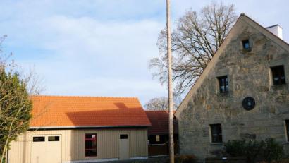 Bild: do
Die Münchsreuther freuen sich über ihre neue Gemeinschaftshalle, die gemeinsam mit dem historischen Hirthaus den gesellschaftlichen Mittelpunkt des Dorfes bildet.