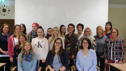 Bild: exb/Franz Pfeffer
Zahlreiche Teilnehmerinnen beteiligten sich an der Qualifizierung mit der Referentin des Auftakttages, Ute Schubert-Stähr (links).