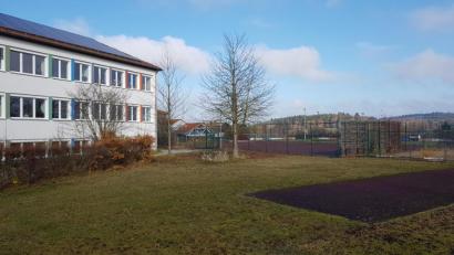 Bild: gi
Hier am Allwettersportplatz soll der neue Pausenhof entstehen. Dieser Standort wird von der Schulleitung und den Eltern favorisiert.