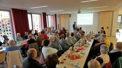 Bild: wec
Bürgermeister Josef Gilch (im Hintergrund, stehend) informierte Senioren aus der Gemeinde über neue und anstehende Entwicklungen, beantwortete Fragen und spendierte Kaffee, Tee und Kuchen in der Aula des DomCom der Grundschule.