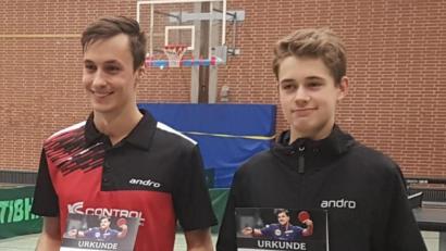 Bild: tob
Thomas Eckl (links) wurde Bezirksmeister bei den Herren B und darf bei den Bayerischen Meisterschaften starten. Tim Ficht (rechts) gewann den Titel im Mixed an der Seite der Wernbergerin Sophia Ziegler.