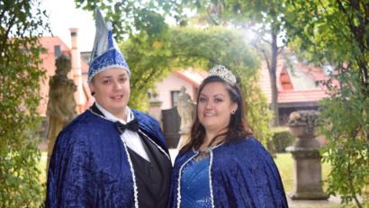 Bild: -/FG Crazy Dancers e.V./dpa 
Marcella I. und Senna I., das erste gleichgeschlechtliches Prinzenpaar, das für die Fastnachtsgesellschaft Crazy Dancers durch die Narrenzeit führt. Die miteinander verheirateten Frauen sind seit mehreren Jahren im Verein engagiert.