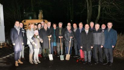 Bild: bsc
Über den Spatenstich in stockfinsterer Nacht zusammen mit der CSU-Kreistagsfraktion sowie Bürgern des Ortsteils Herzogöd und den Fuchsmühler Markträten freuten sich Fuchsmühls Bürgermeister Wolfgang Braun (Bildmitte), Kreisheimatpflegerin Maria-Magdalena Stöckert (Zweite von links) sowie Wiesaus Bürgermeister Toni Dutz und Marianne Köllner vom Ortsteil Herzogöd. Bis Weihnachten soll das Objekt fertiggestellt sein. Die Mitglieder der CSU-Kreistagsfraktion wünschten der Baumaßnahme viel Erfolg.