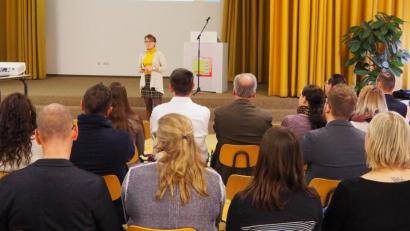Bild: Bühner
Die stellvertretende Schulleiterin der Gustl-Lang-Wirtschaftsschule Martina Auer-Bertelshofer begrüßt die Kooperationspartner der Schule.