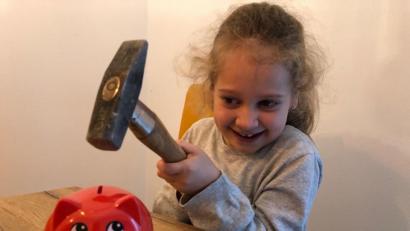 Bild: bal
Kinder haben Wünsche, und die kosten meistens Geld. Bevor aber das Sparschwein dem Hammer zum Opfer fällt, sollten sich die Eltern über regelmäßiges Taschengeld Gedanken machen.