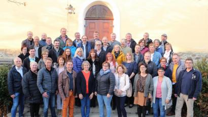 Bild: exb/Fotostudio Kraus
An drei Schulen im Schönseer Land waren die Männer und Frauen einst unterricht worden. Bei einem Klassentreffen versammelten sich die mittlerweile 50-Jährigen an der Weidinger Pfarrkirche.