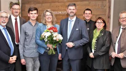 Bild: Thomas Dobler
Wolfgang Prebeck (Mitte), hier mit seiner Frau Kerstin (links daneben) und Sohn Maximilian, erhielt bei seiner Kandidatur zum Schwarzenfelder Bürgermeisteramt Unterstützung von den Bürgermeistern Manfred Rodde und Hans Prechtl (von links), Landrat Thomas Ebeling (Dritter von rechts), Frauen-Unions-Kreisvorsitzender Marianne Forster (rechts daneben) und dem Schwandorfer Oberbürgermeister Andreas Feller (rechts).