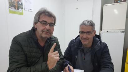 Bild: Christopher Dotzler
Helmut Prechtl und Thomas Neidl (von links) wollen, dass der Bürgermeister in Schmidgaden auch künftig ehrenamtlich arbeitet. Auch Ägidius Viehauser gehört der Initiative „Pro Ehrenamt“ an, er wollte allerdings nicht vor die Kamera.