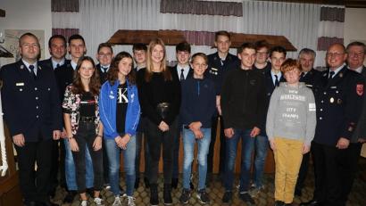 Bild: gru
Die geehrten Jugendlichen mit der Feuerwehrführung und Bürgermeister Hans Koch (rechts).