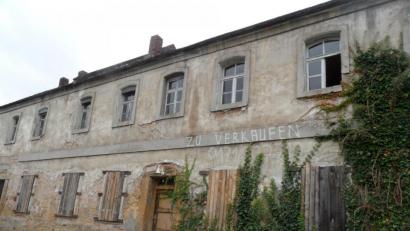 Bild: jml
Verkaufen oder gleich abreißen? Die Tage des 1873 oder 1888 erbauten Langhauses sind wohl gezählt. Es ist nur noch ein Schandfleck im Ortsbild, so die Kritik.